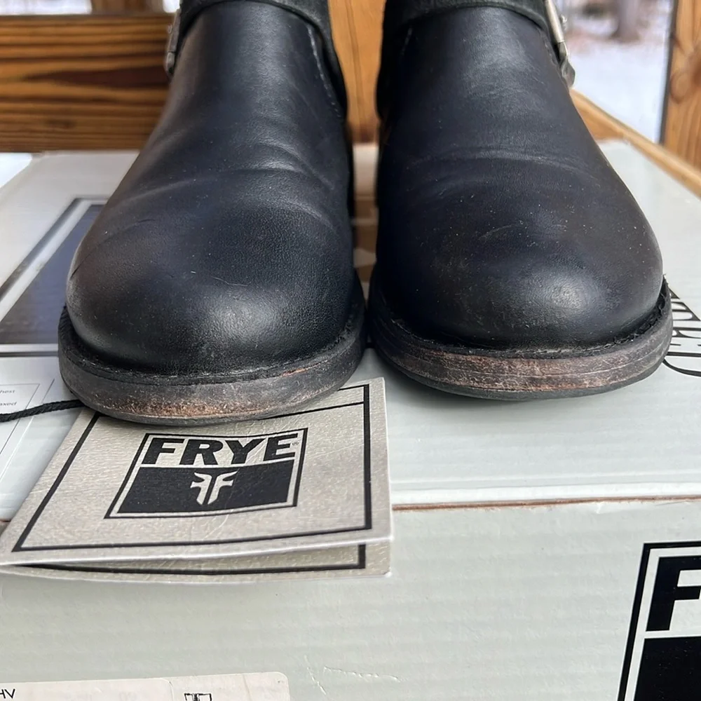 Frye Vicky Artisan Back Zip Distressed Boots  Moto Boots 9 🥳 Host Pick 🥳 - Picture 4 of 16